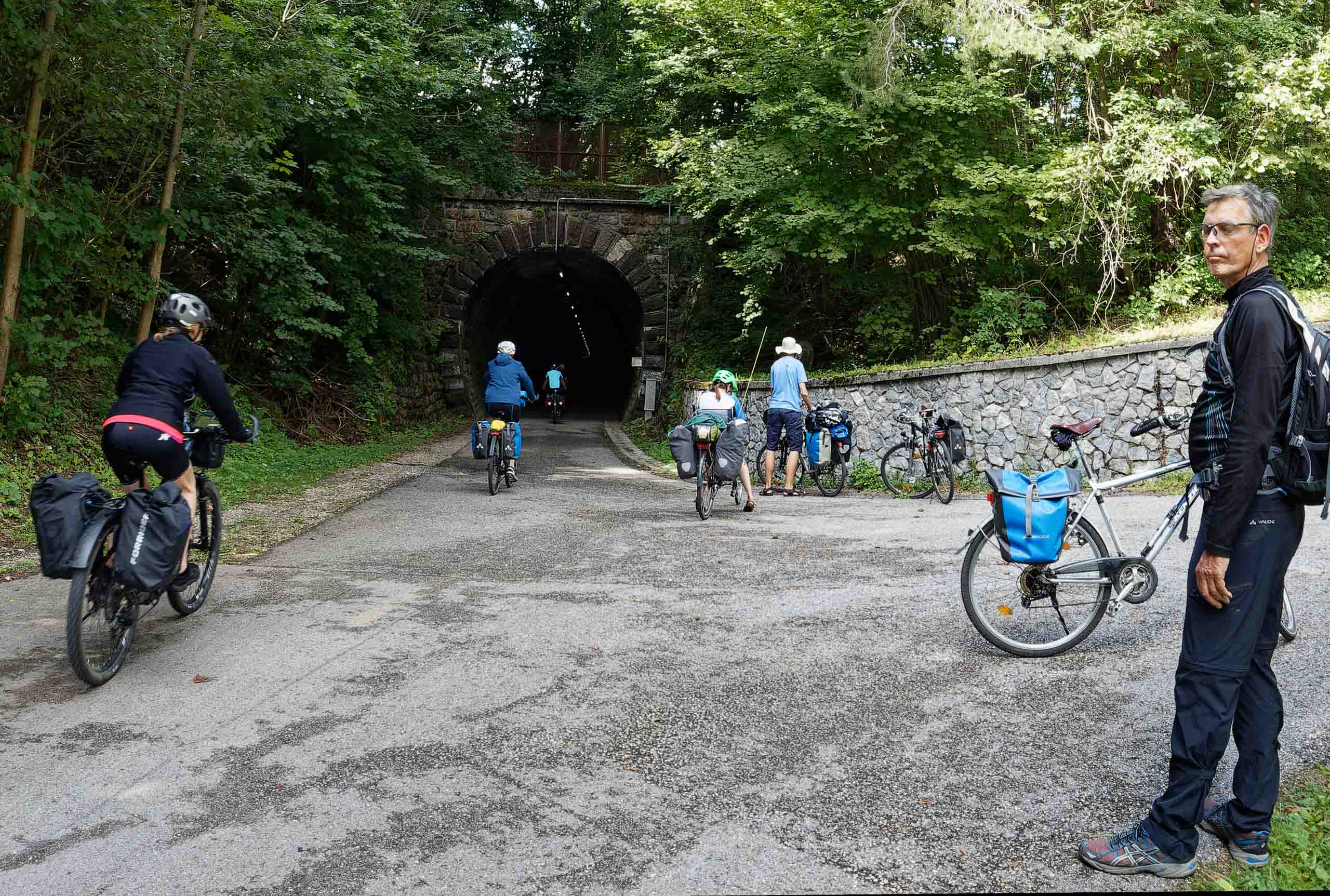 Auf keinen Fall soll man vor dem Tunnel halten!