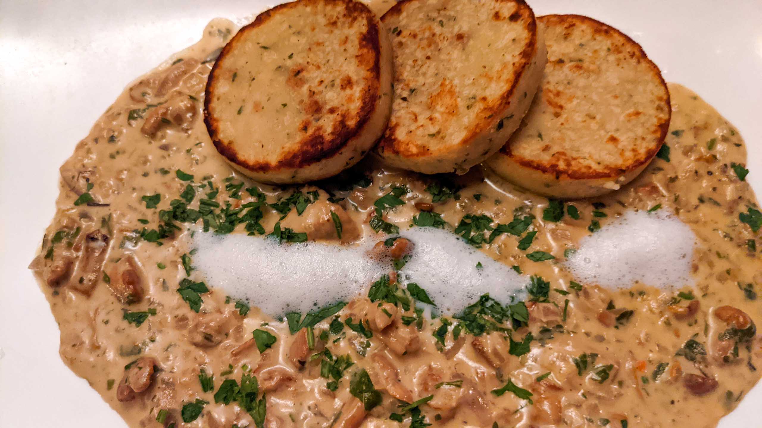 Eierschwammerl mit Knödeln